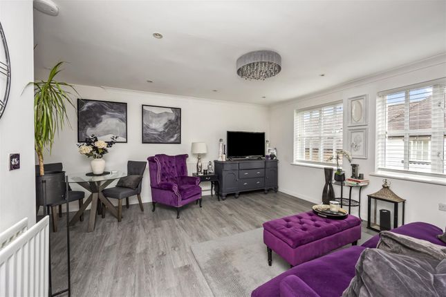 25, Farriers Lea, Haywards Heath photo 2