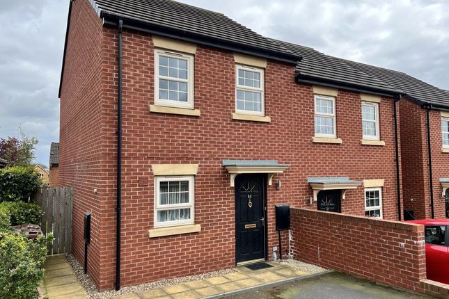 Town house to rent in Stoborough Crescent, Featherstone