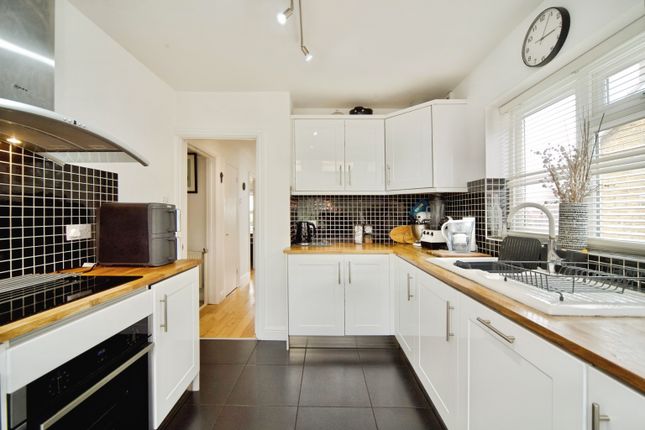 1, Whitehall Close, Waltham Abbey photo 4