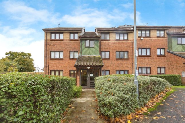 Thumbnail Flat for sale in Bernards Close, Ilford