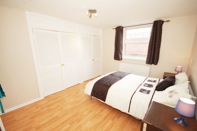 94, Mowatt Close, London photo 3