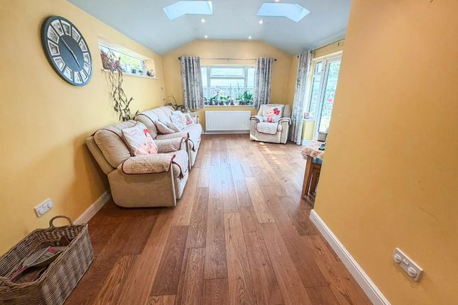 20, St. Nicholas Drive, Feltwell photo 3