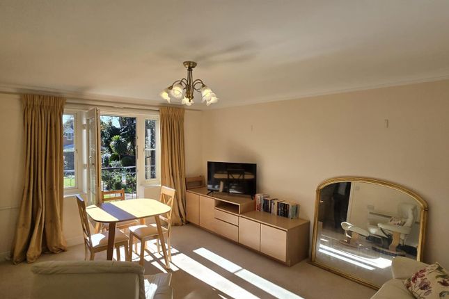 15 Cadogan Court, Branksomewood Road, Fleet photo 2