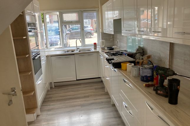 9 Liphook Close, Hornchurch photo 3