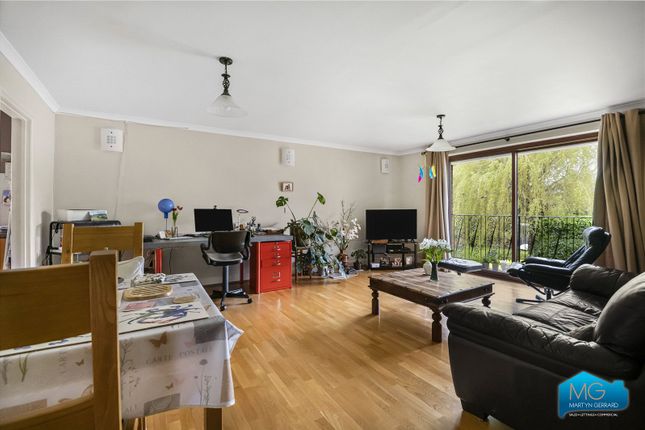 Flat to rent in Shelley Court, Woodville Road, High Barnet, Hertfordshire