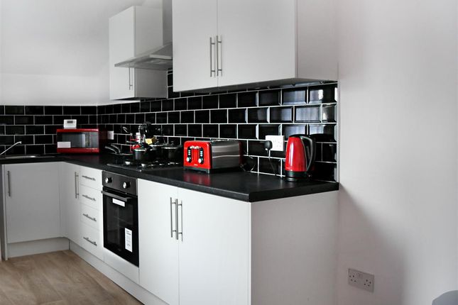 Room 1, 7, Woodbine Road, Burnley photo 4