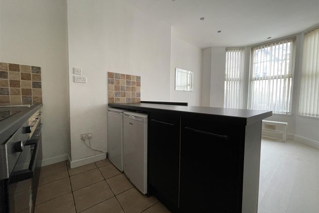 Flat to rent in Roath Court Place, Roath, Cardiff