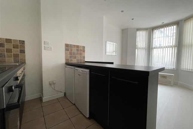 26 B, Roath Court Place, Cardiff photo 3