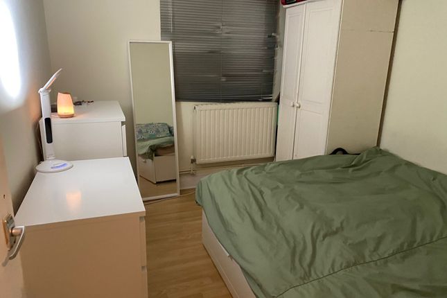 Flat to rent in Hoxton Street, London