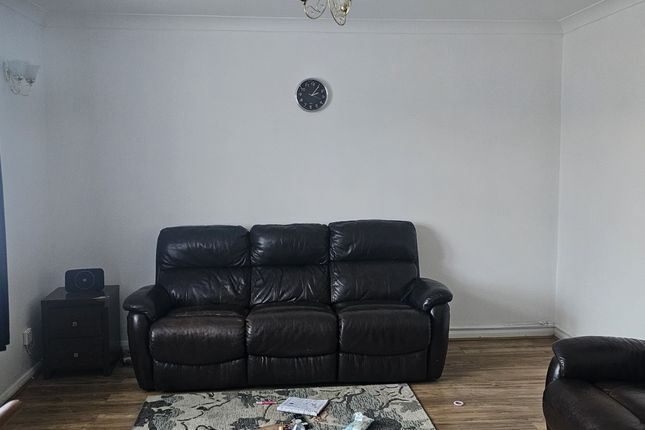 85 Ryvers Road, Slough photo 4