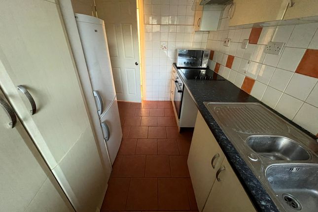7 Watling Court, Dunstable photo 5
