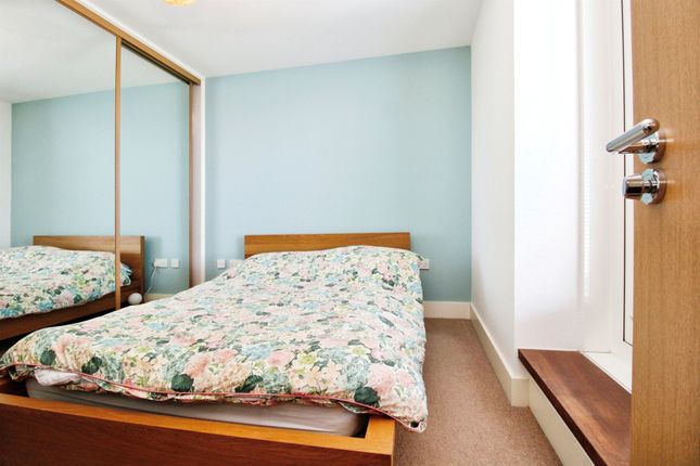 Flat for sale in Ferry Court, Cardiff