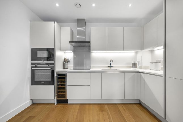 Flat 57, Guildford House, Tollgate Gardens, London photo 3