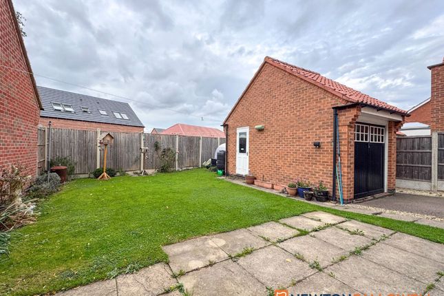 8 Pond Close, Newark photo 3