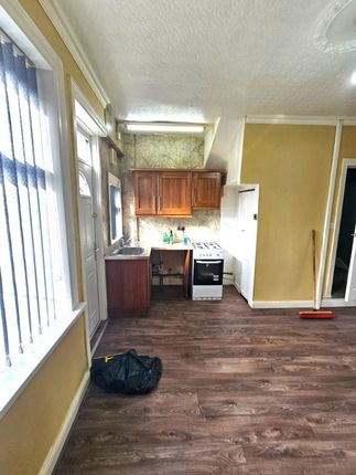 11, Lingwood Road, Bradford photo 4