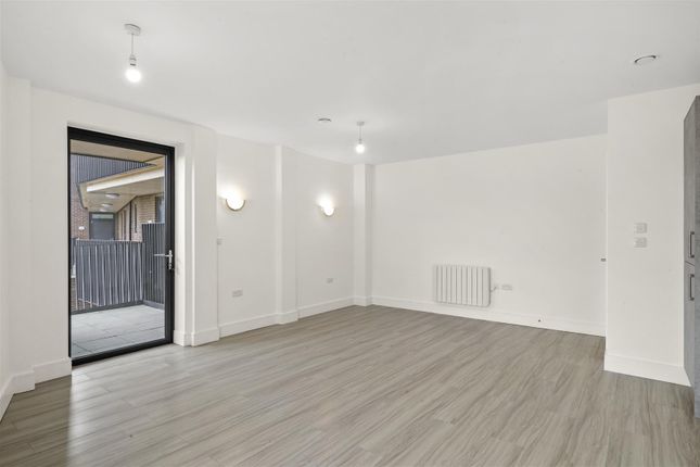 Flat to rent in Staines Road, Hounslow