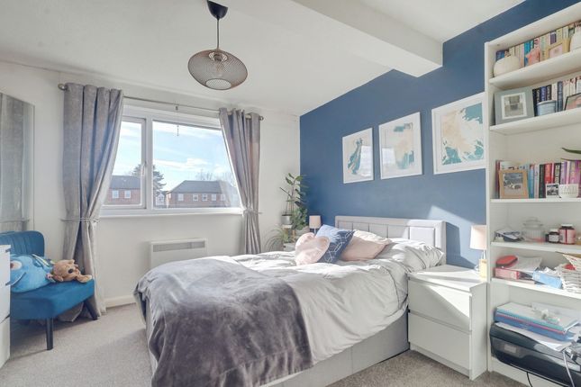 Flat Flat 4, 25, Queen Annes Drive, Westcliff-on-sea photo 4