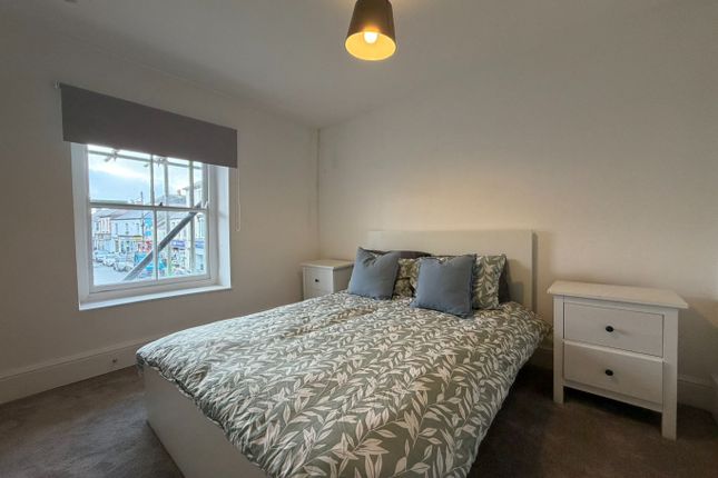 Flat 2, 2-3 The Square, Devon photo 4
