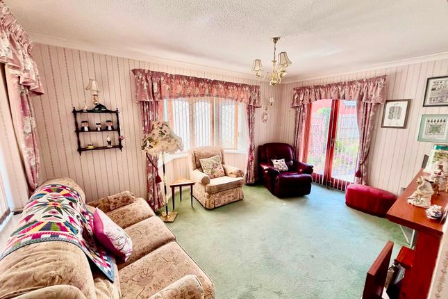6 Waterhouse Close, Newport Pagnell photo 5