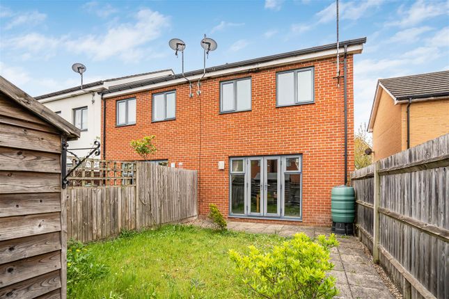 3, Puffin Way, Reading photo 2