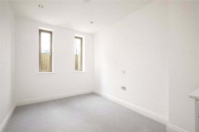 Flat to rent in Keswick Road, London