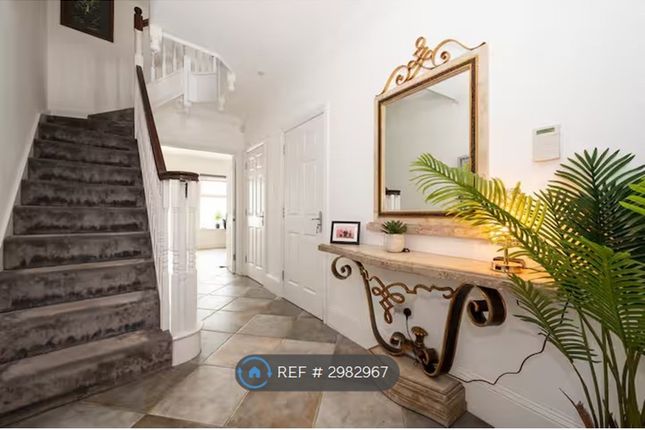 Savery Drive, Long Ditton, Surbiton photo 3