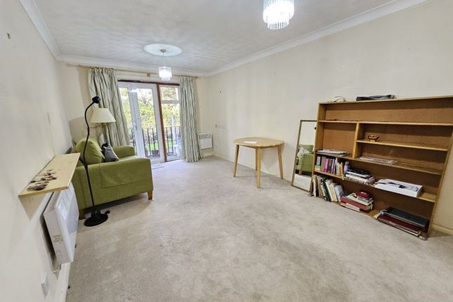 20 Hertswood Court, Hillside Gardens, Barnet photo 3