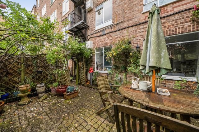 Flat 23 Charlbert Court,, Charlbert Street, London photo 4