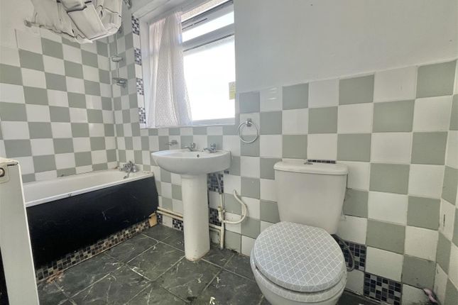 32, Riley Avenue, Jaywick photo 3