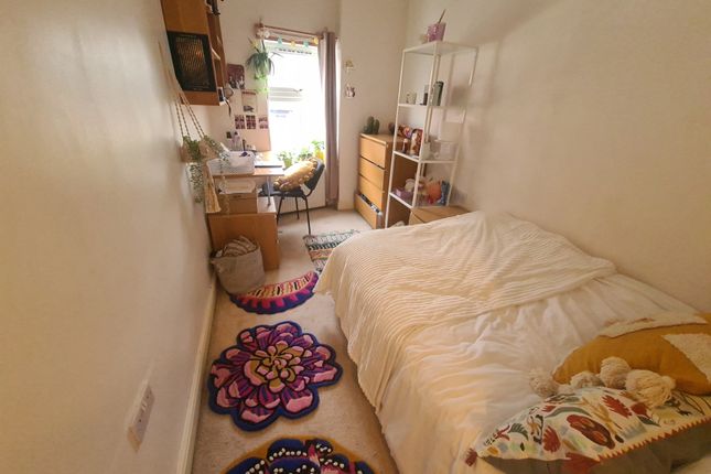 A Cozy Single Bedroom Featuring A Comfortable Sing...