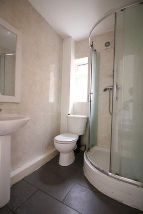 998h, Sparrow Farm Drive, Feltham photo 3