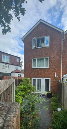 102 Linden Way, London photo 2