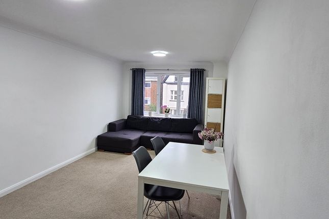 Flat 5, Mayfield Court, 6 Egmont Road, Sutton photo 4