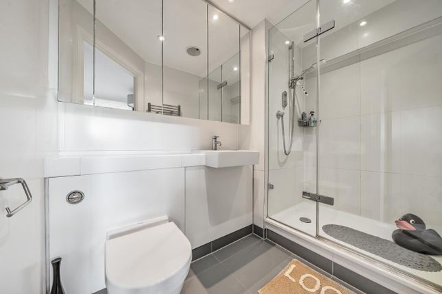 Flat for sale in Frobisher Crescent, London
