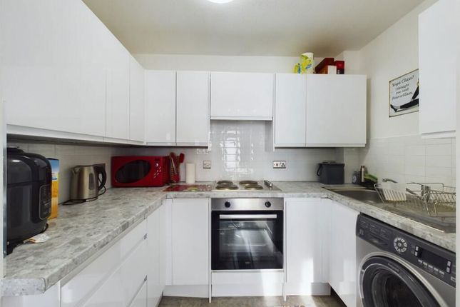 Flat 2 Charles Court, 132 Feltham Road, Ashford photo 2