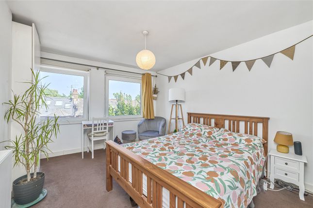 Flat B, 59, Ormeley Road, London photo 4
