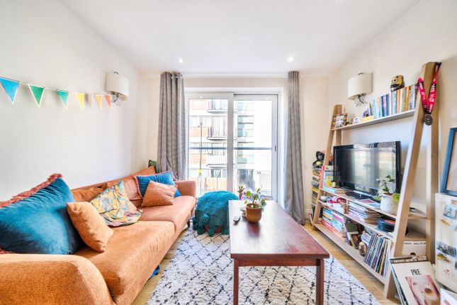 Flat 2 Maypole Court, 1, Mantle Road, London photo 4