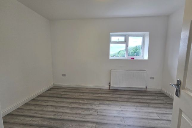 2 Holmside Rise, Watford, Hertfordshire photo 4