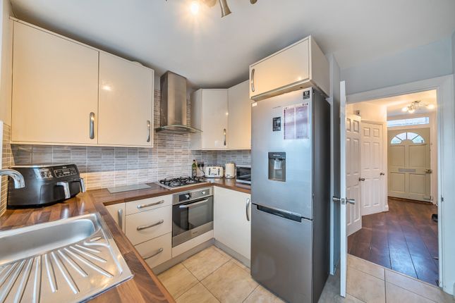 5, Valley Close, Middlesex photo 3