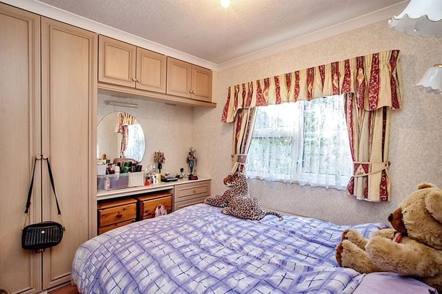 Mobile/park home for sale in Scatterdells Lane, Chipperfield, Kings Langley