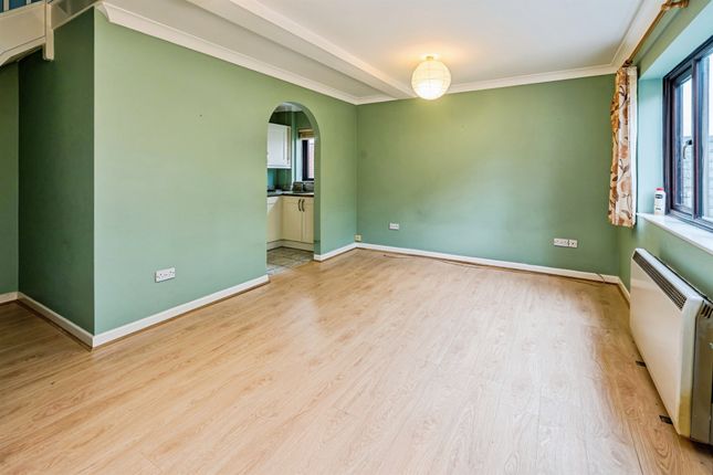 4, Walnut Tree Court, Pitts Close, Aylesbury photo 3