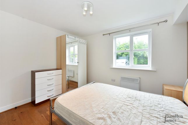 Flat to rent in Otter Close, Stratford