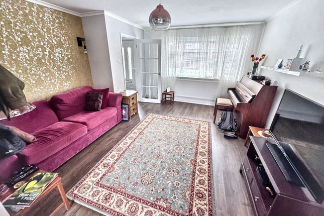 51, Windmill Walk, Sutton photo 2
