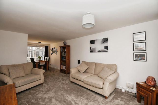 2, Yewtree Drive, Hull photo 2