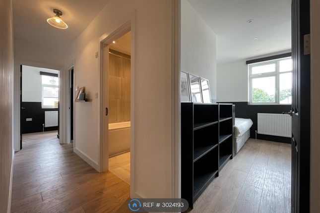 Flat, Rosemill House Arras Avenue, Morden photo 4