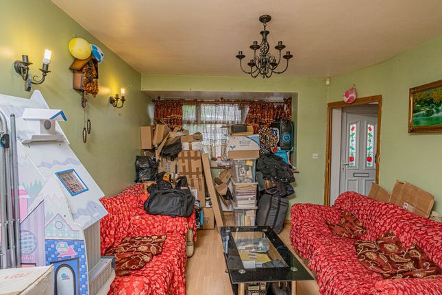 133 Lansbury Drive, Hayes photo 5