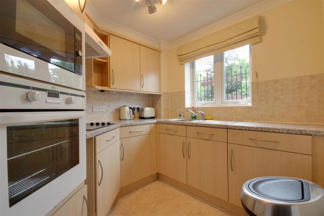 4 Austen Court, Winchmore Hill Road, London photo 4
