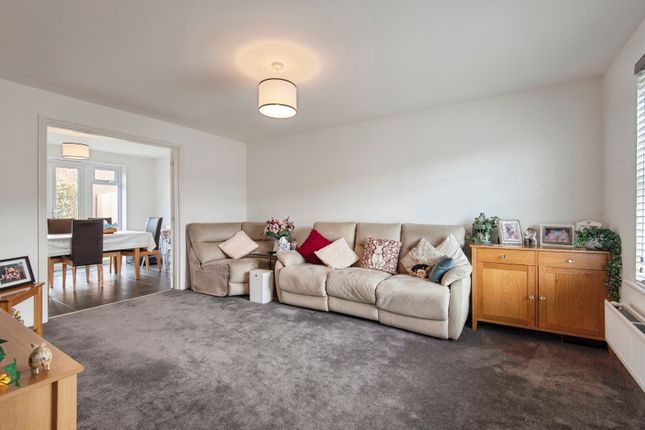 18, Walton Grove, Bedfordshire photo 2