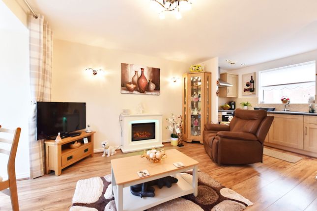 11, Smalman Close, Stourbridge photo 3