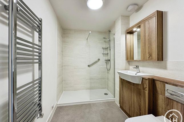 Flat 41, Bond Lodge 4-22, High Street, Rainham photo 4